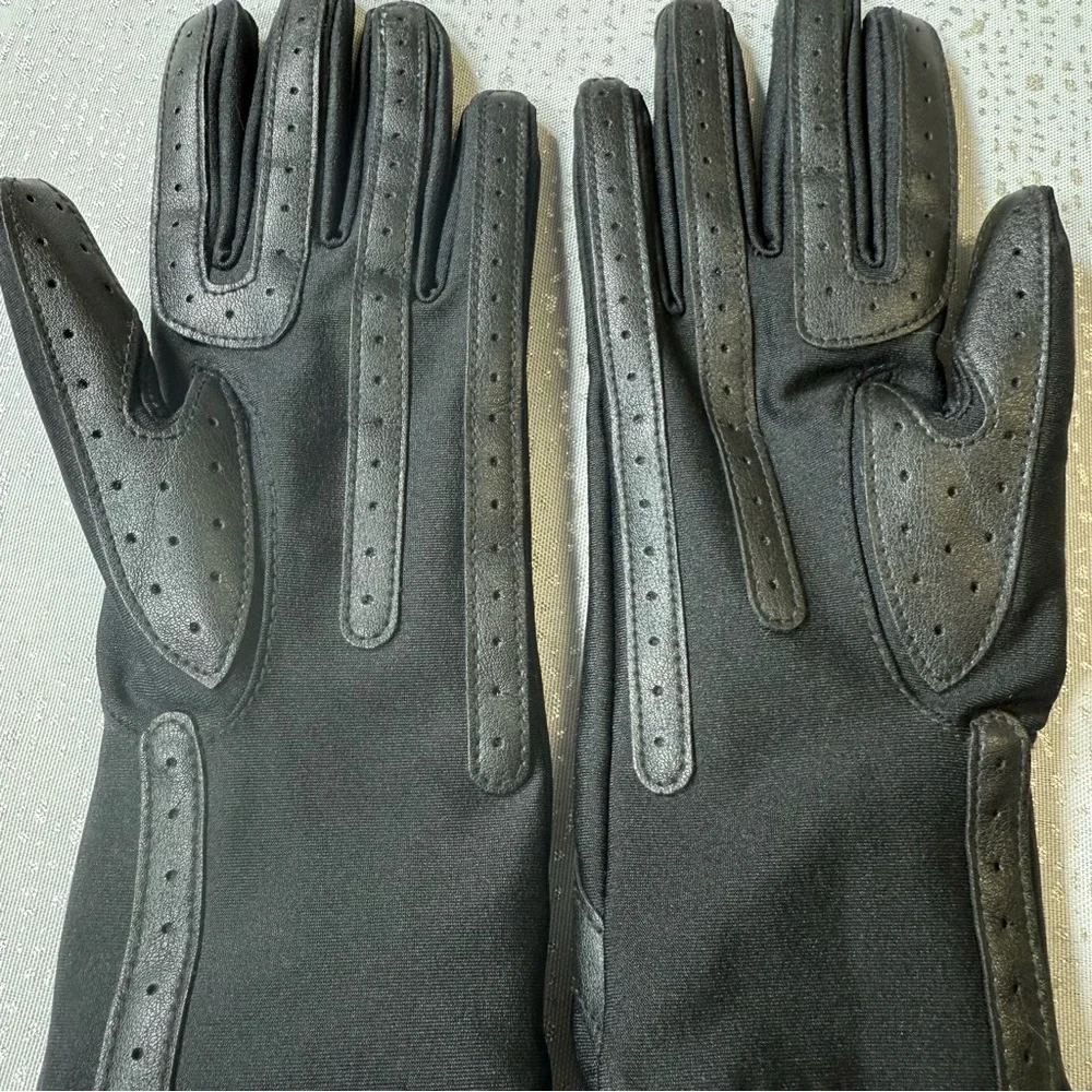 ISOTONER Women's Shortie Chevron Unlined Winter Glove Small/Medium